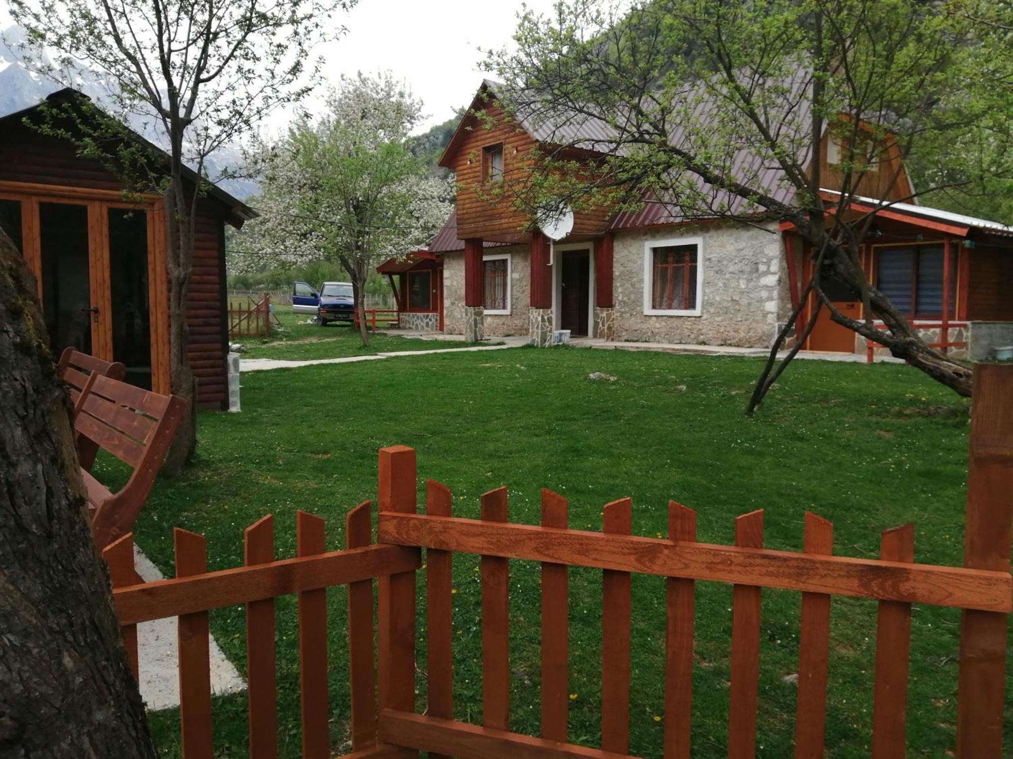 Bujtina Pllumi Theth Bed & Breakfast ภายนอก รูปภาพ