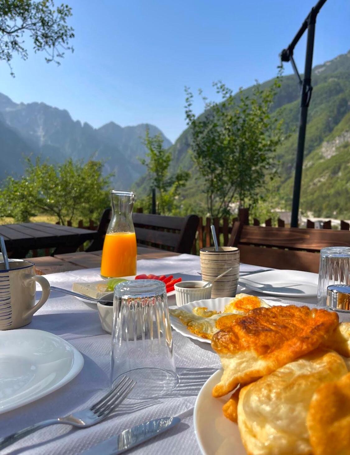 Bujtina Pllumi Theth Bed & Breakfast ภายนอก รูปภาพ