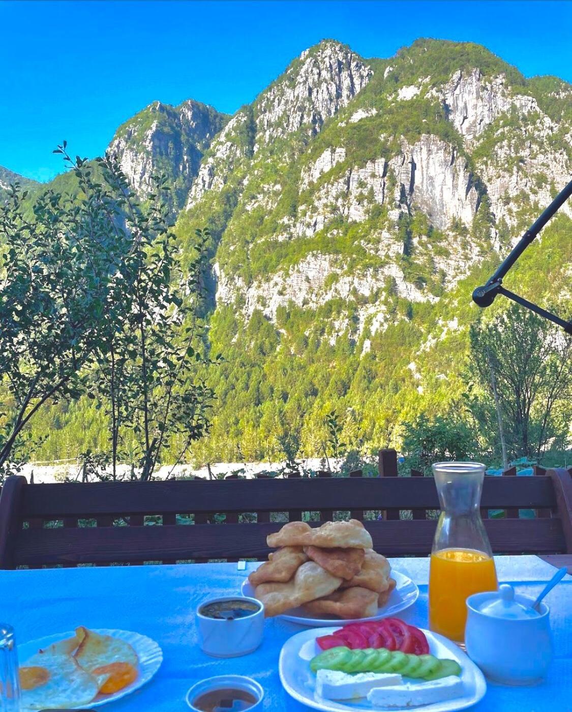 Bujtina Pllumi Theth Bed & Breakfast ภายนอก รูปภาพ